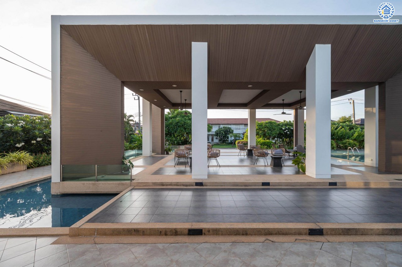 บ้านมือสองตกแต่งใหม่ โครงการ เดอะเวอรีเดียนโฮม กาญจนาภิเษก เนื้อที่กว้าง 75 ตร.ว. ฟังก์ชัน 3 ห้องนอน 4 ห้องน้ำ 1 ห้องอเนกประสงค์ 1 ห้องแม่บ้าน จอดรถได้ 2 จอด บนทำเลดี ติดถนนกาญจนาภิเษก เชื่อมต่อถนนรัตนาธิเบศร์ ถนนนครอินทร์ ถนนกาญจนาภิเษก ใกล้รถไฟฟ้าสายสีม่วง "สถานีตลาดบางใหญ่" และจุดขึ้นทางด่วน "ศรีรัช"...